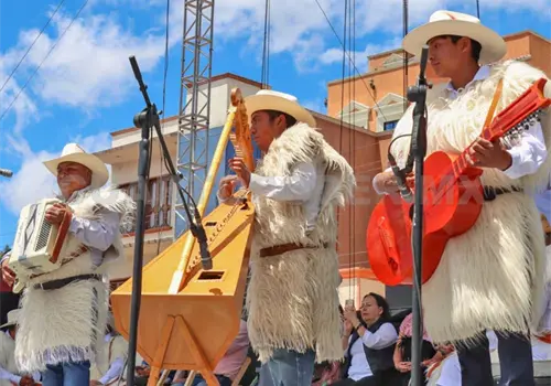 Celebran encuentro art&iacute;stico en Chamula