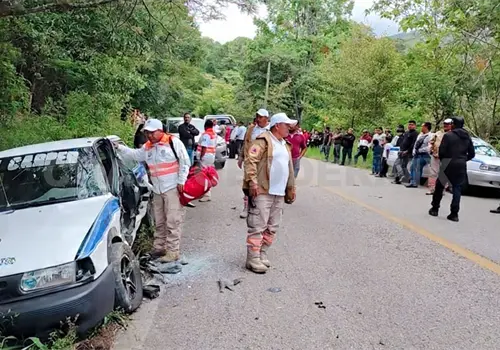 Carambola entre tr&aacute;iler, taxi, Tsuru y camioneta