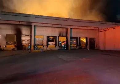 Incendio consume una empresa de colchones