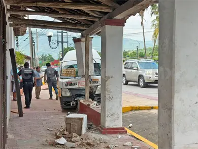 Colectivo se incrusta contra una vivienda