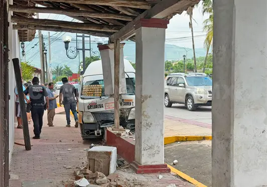 Colectivo se incrusta contra una vivienda
