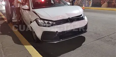Causa choque m&uacute;ltiple; polic&iacute;as lo detuvieron