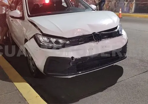Causa choque m&uacute;ltiple; polic&iacute;as lo detuvieron