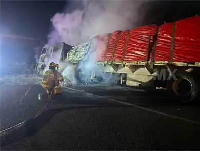Se quema tráiler que llevaba fertilizantes Se quema tráiler que llevaba fertilizantes