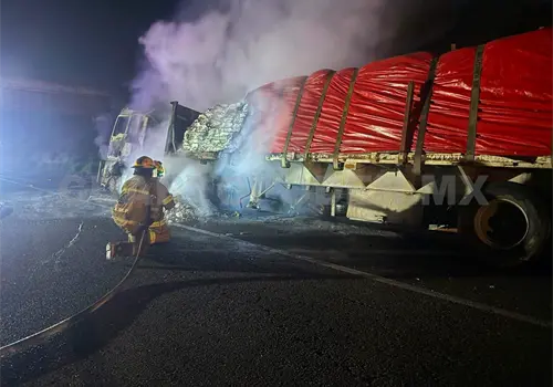 Se quema tr&aacute;iler que llevaba fertilizantes
