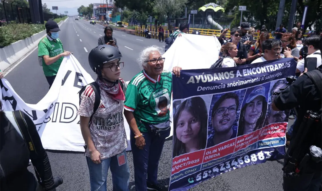 Buscadoras bloquean Calzada de Tlalpan