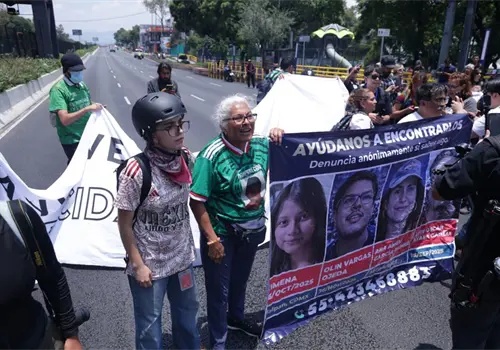 Buscadoras bloquean Calzada de Tlalpan