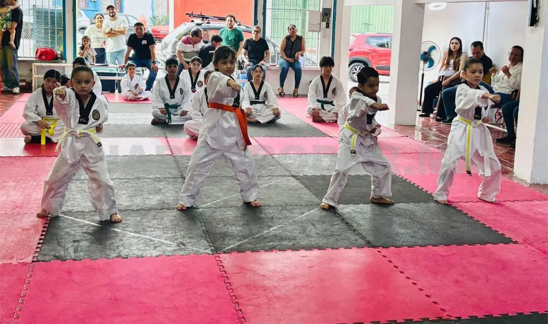 El profesor Williams de León Molina fungió como sinodal principal, destacando la disciplina, la constancia y el respeto de los practicantes durante la jornada. Cortesía