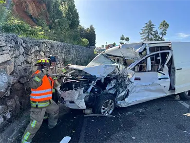 Queda atrapado entre los restos de auto accidentado