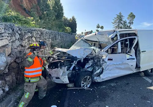 Queda atrapado entre los restos de auto accidentado Queda atrapado entre los restos de auto accidentado