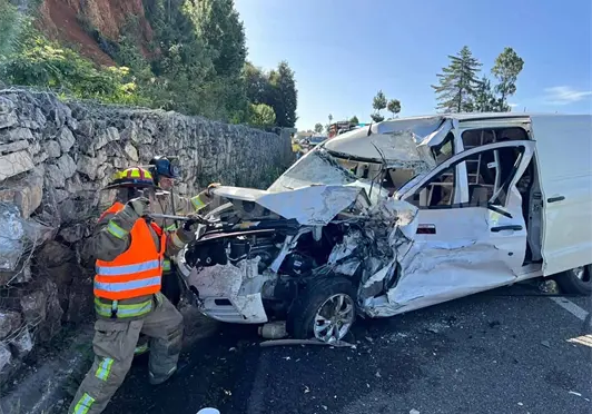 Queda atrapado entre los restos de auto accidentado Queda atrapado entre los restos de auto accidentado