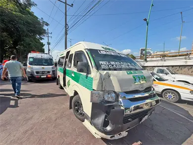 Chocan colectivos en el libramiento Norte