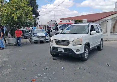 Automóvil se pasa el alto e impacta a SUV Automóvil se pasa el alto e impacta a SUV