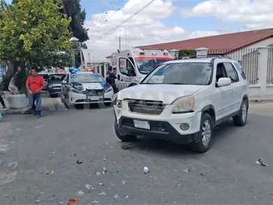 Autom&oacute;vil se pasa el alto e impacta a SUV