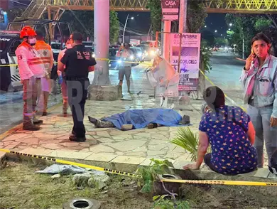 Se estampa motorista en sem&aacute;foro y muere