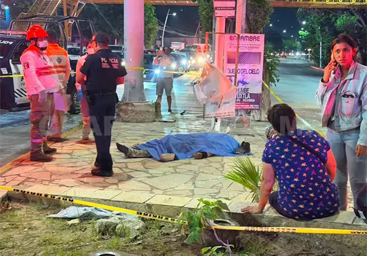 Se estampa motorista en sem&aacute;foro y muere