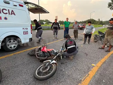 Motociclista lesionado al impactar en camioneta Motociclista lesionado al impactar en camioneta