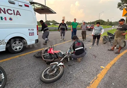 Motociclista lesionado al impactar en camioneta