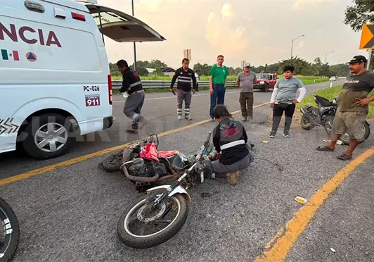 Motociclista lesionado al impactar en camioneta