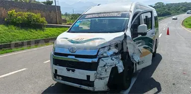 Protagonizan choque colectivo y unidad del INM Protagonizan choque colectivo y unidad del INM