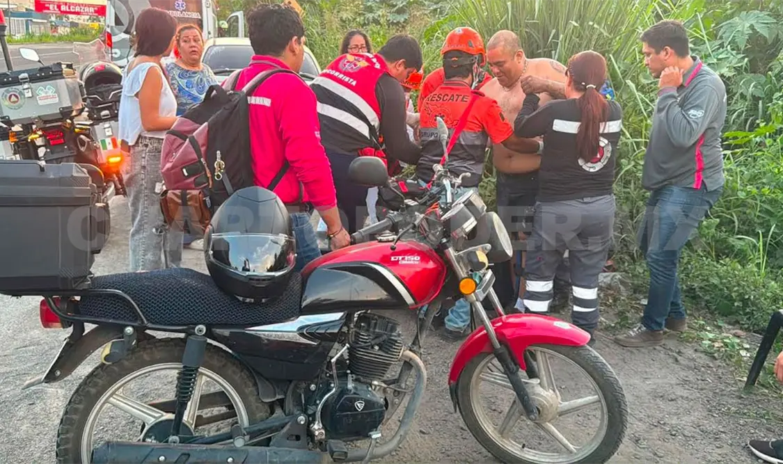 Fue embestido por una camioneta que escapó, y al caer de su unidad resultó con heridas. Víctor Sánchez / CP