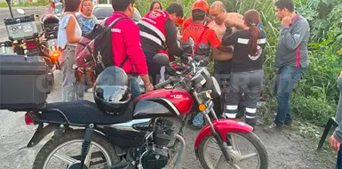 Lo embiste pick up por alcance en su moto Lo embiste pick up por alcance en su moto