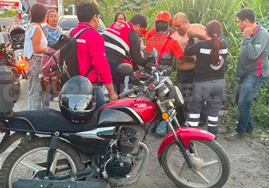 Lo embiste pick up por alcance en su moto
