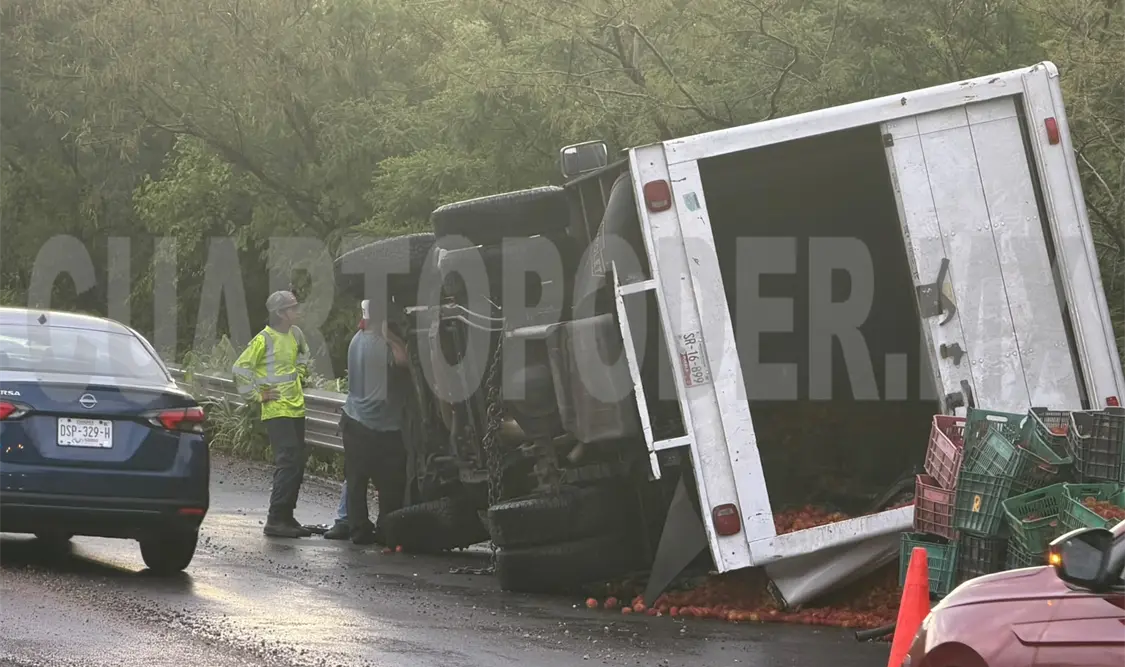 Vuelca unidad de carga en la carretera a Coita