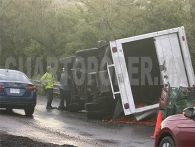 Vuelca unidad de carga en la carretera a Coita