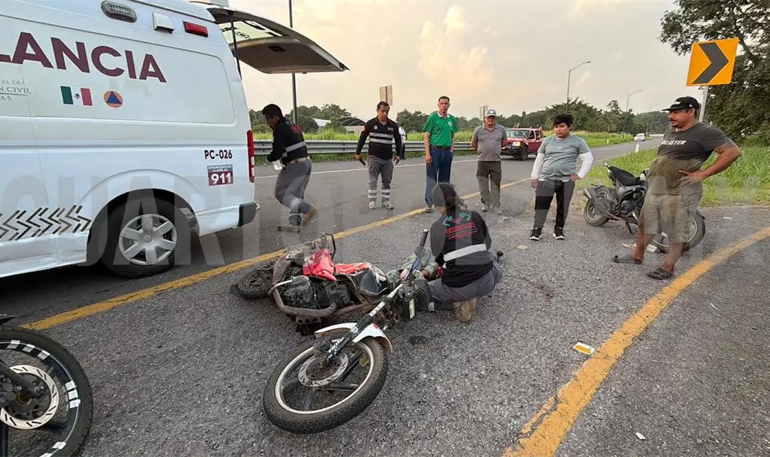 Motociclista lesionado al impactar en camioneta