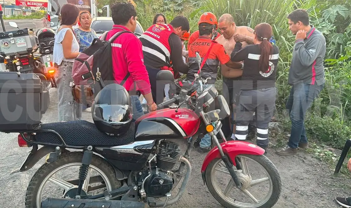 Lo embiste pick up por alcance en su moto