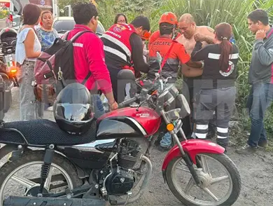 Lo embiste pick up por alcance en su moto