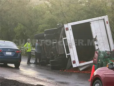 Vuelca unidad de carga en la carretera a Coita