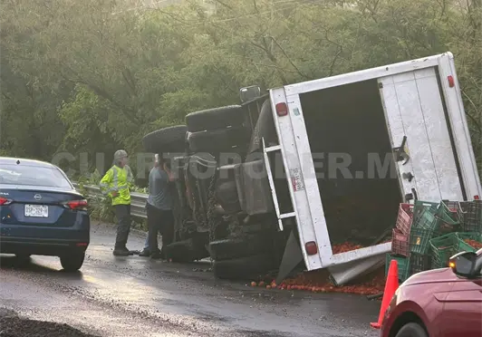 Vuelca unidad de carga en la carretera a Coita Vuelca unidad de carga en la carretera a Coita