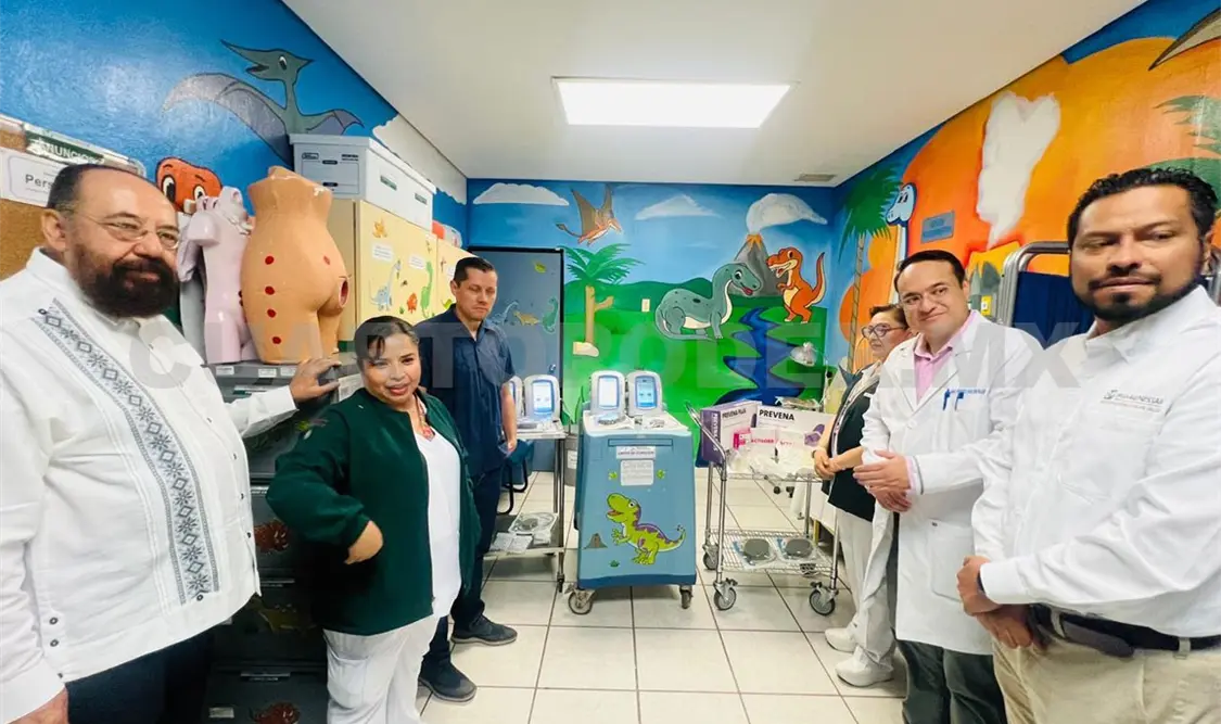 Imagen de la entrega del nuevo equipo a los especialistas en heridas y curaciones. CP