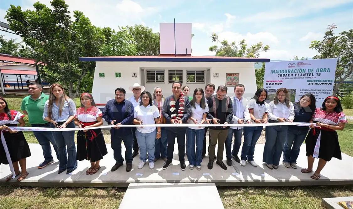 Eduardo Ramírez en el corte de listón de la inauguración de la obra. Cortesía
