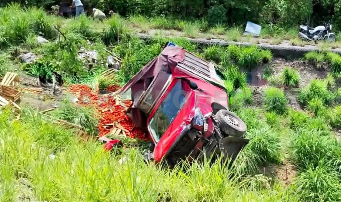 La camioneta quedó con severos daños al acabar entre la maleza a la altura de la comunidad El Jocote. Cortesía