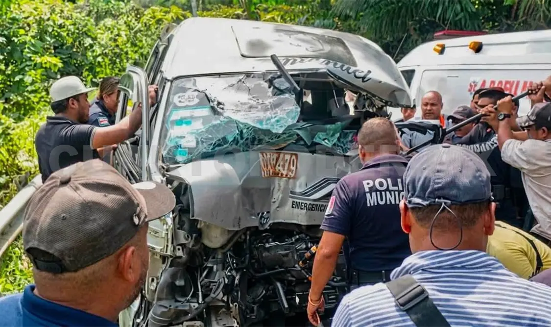 El colectivero se encontraba atrapado entre los fierros retorcidos de la combi. Rafael Victorio / CP