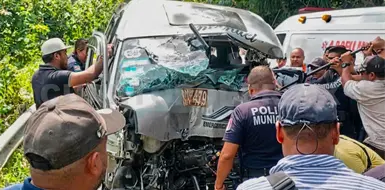 Fuerte choque entre una combi y un torton Fuerte choque entre una combi y un torton