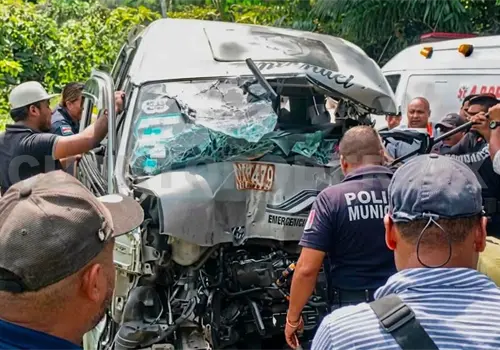Fuerte choque entre una combi y un torton