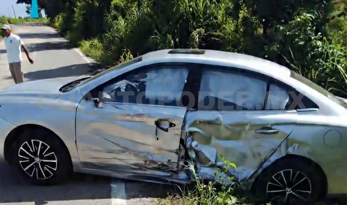 El sedán terminó con una abolladura considerable en el lado del conductor. Cortesía