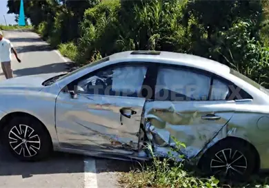 Turistas campechanos se accidentan en auto