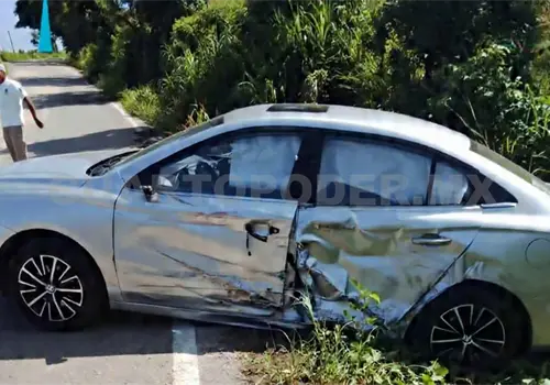 Turistas campechanos se accidentan en auto