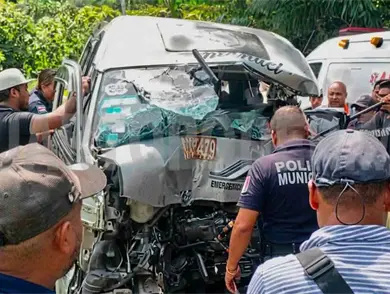 Fuerte choque entre una combi y un torton