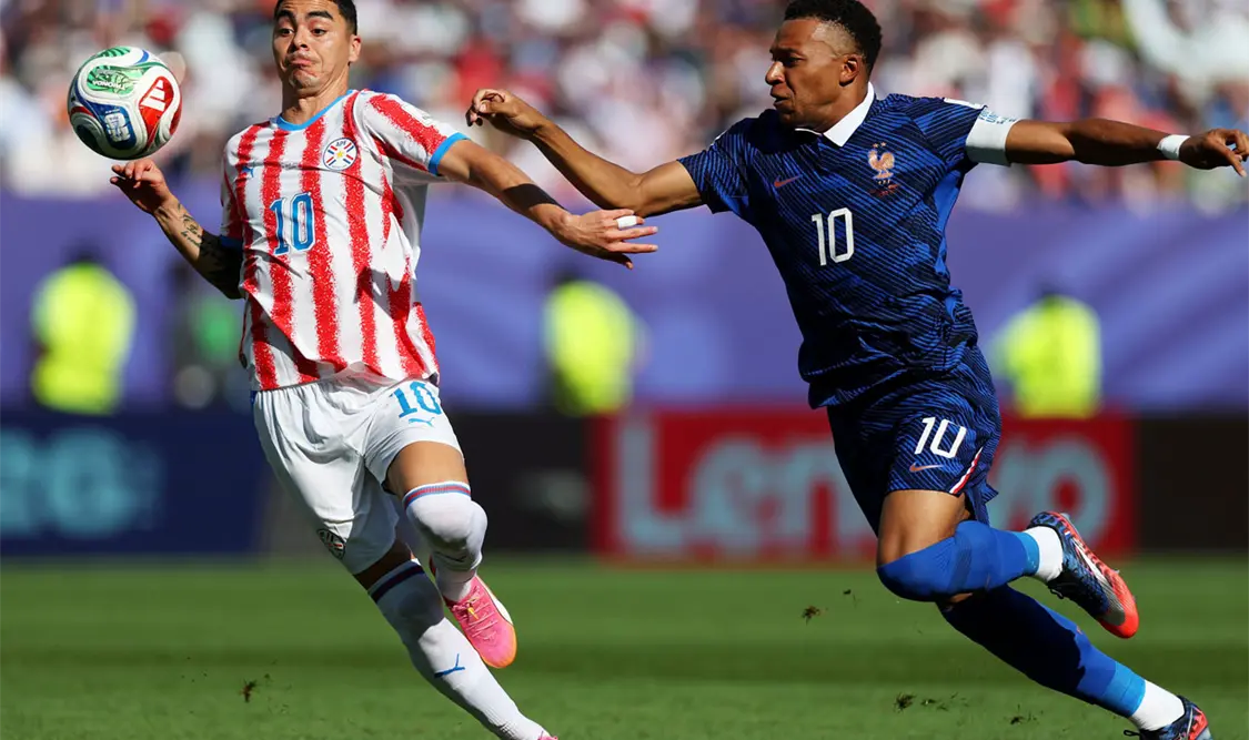 Un exceso de fuerza en la marca impecable que llevaba el conjunto guaraní fue la bendición para Kylian Mbappé y compañía. Agencias