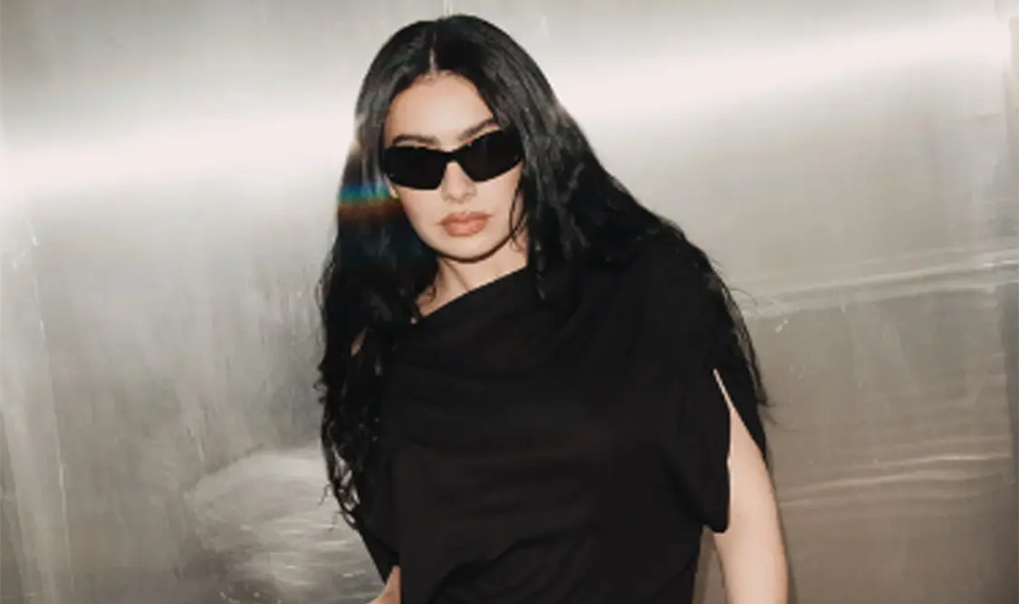 Charli XCX se expone al riesgo de amar