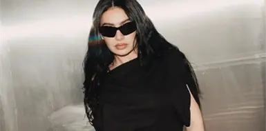 Charli XCX se expone al riesgo de amar