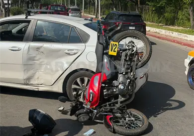 Pareja choca en auto y termina grave
