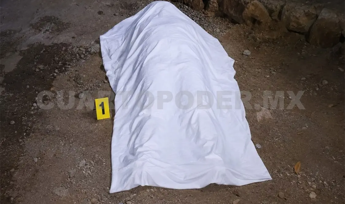 Resguardaron la escena en el barrio Santo Domingo, donde se halló el cadáver de la víctima tirada en la vía pública. Víctor Sánchez / CP