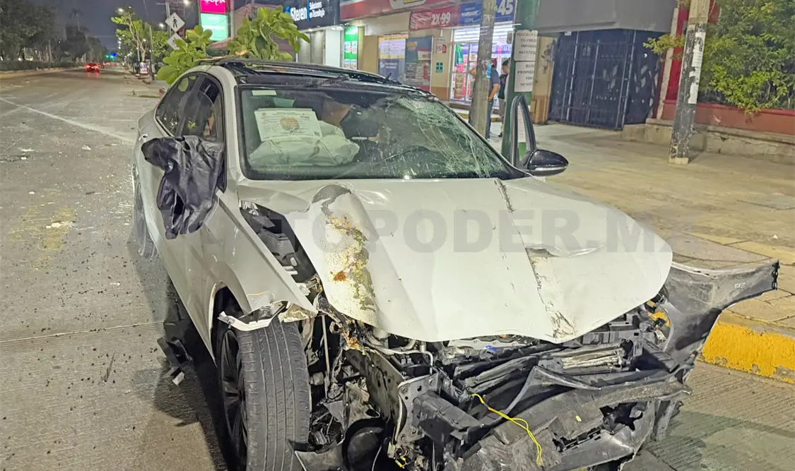 El Volkswagen Jetta acabó con severas afectaciones al impactarse contra un árbol en el camellón central del bulevar Belisario Domínguez. Ulises Villalobos / CP